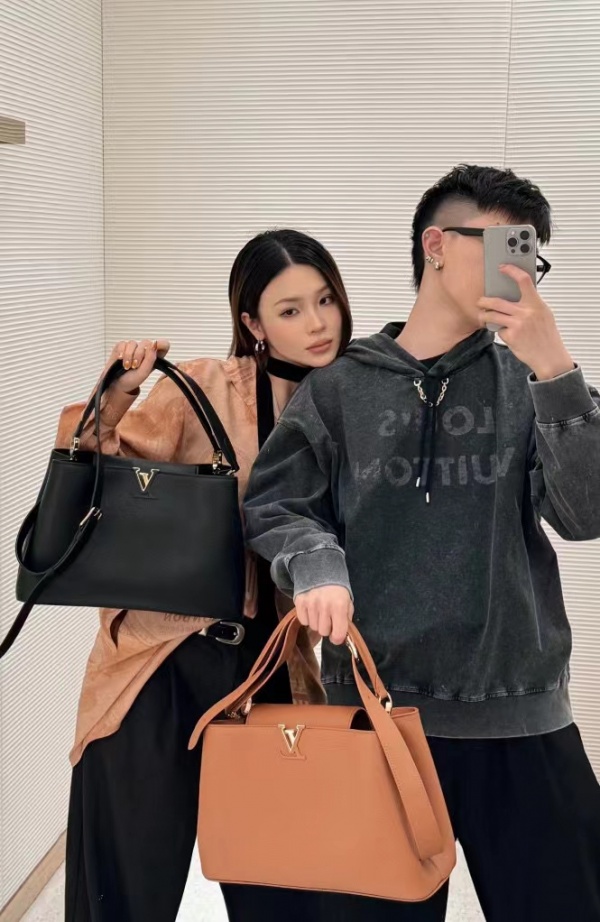 [루이비통] 카퓌신 숄더백 Capucines Souple