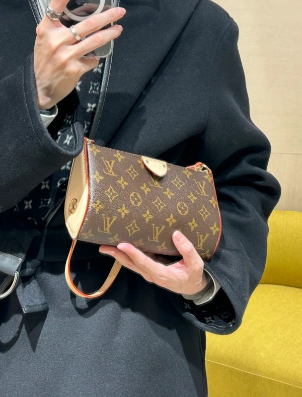 [루이비통] 모노그램 사첼백 POCHETTE TIRETTE