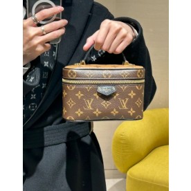 [루이비통] 모노그램 파우치 VANITY CHAIN POUCH