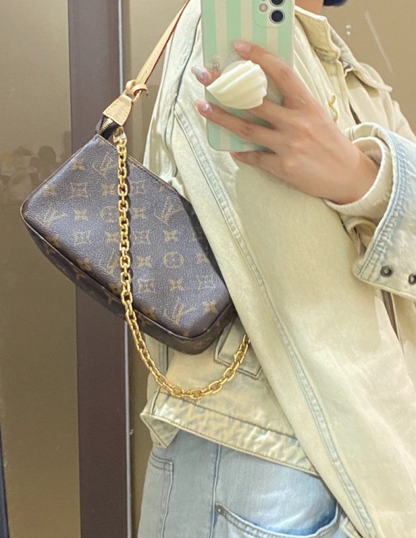 [루이비통] 모노그램 숄더백 POCHETTE ACCESSOIRES